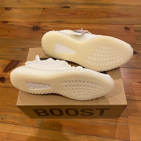 Yeezy Boost 350 V2 triple white - Picture 4 of 6